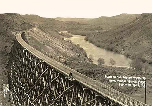 Oregon Trunk Railway running beside the Deschutes River